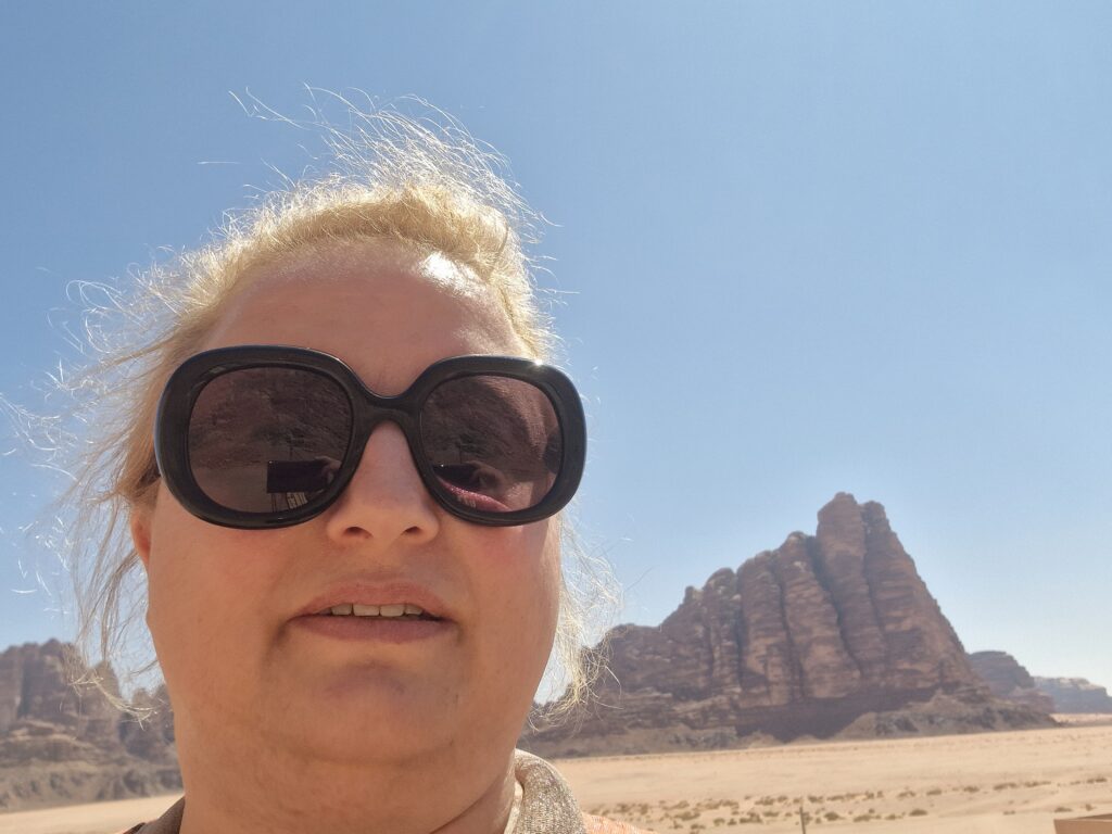 Mediatorin Julia Gebert vor den 7 Säulen der Weisheit in Wadi Rum. Die Verbindung von Weisheit und Mediation und die Grundlage nachhaltigen #wertwerkens.