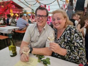 Julia und Oliver Gebert auf dem Weinfest in Finsing, Bayern