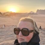 Julia Gebert beim Sonnenuntergang in Wadi Rum