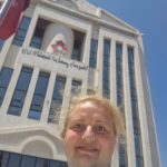 Julia Gebert vor dem jordanischen Ministry of Digital Economy and Entrepreneurship